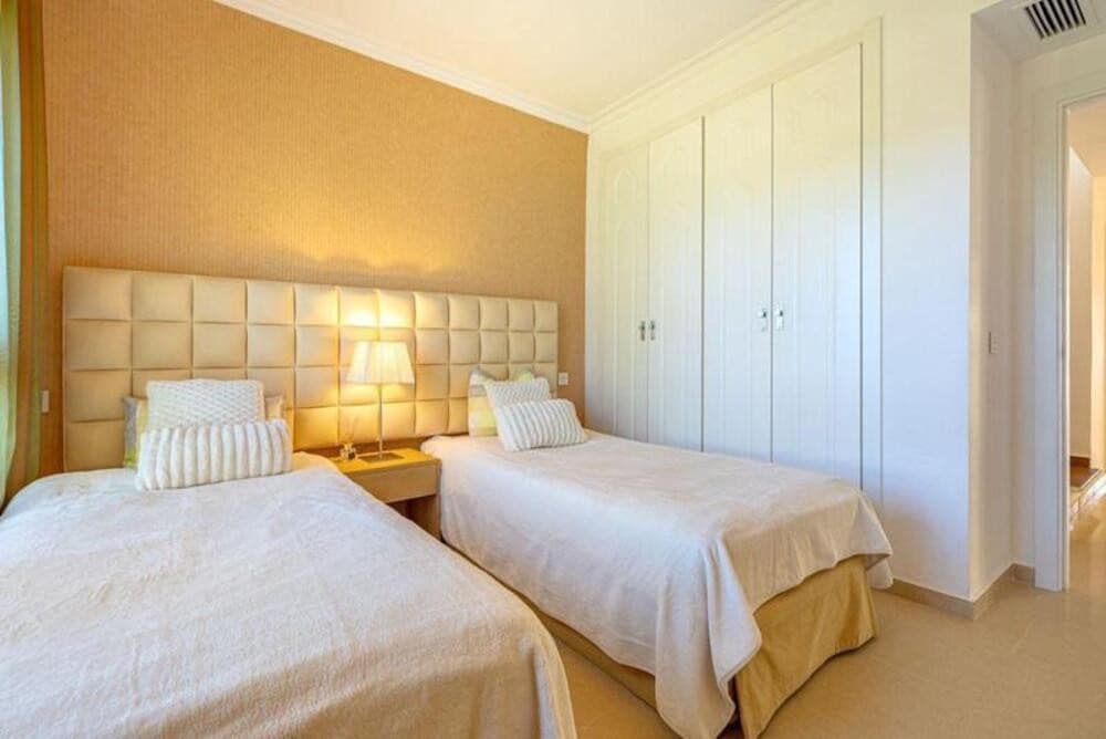 3 soveværelse Penthouse til leje i Marbella med swimmingpool garage - € 3.800 (Ref: 10002552)