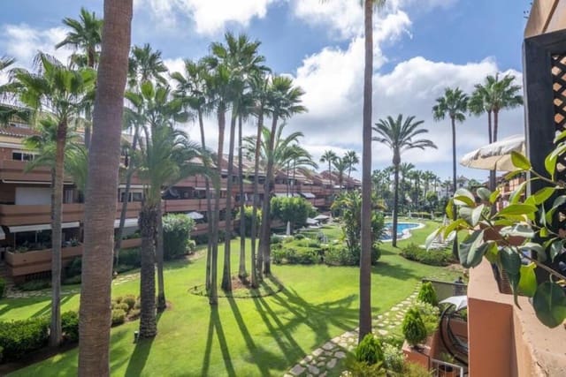 3 soveværelse Penthouse til leje i Puerto Banus, Marbella med swimmingpool garage - € 3.800 (Ref: 10002552)
