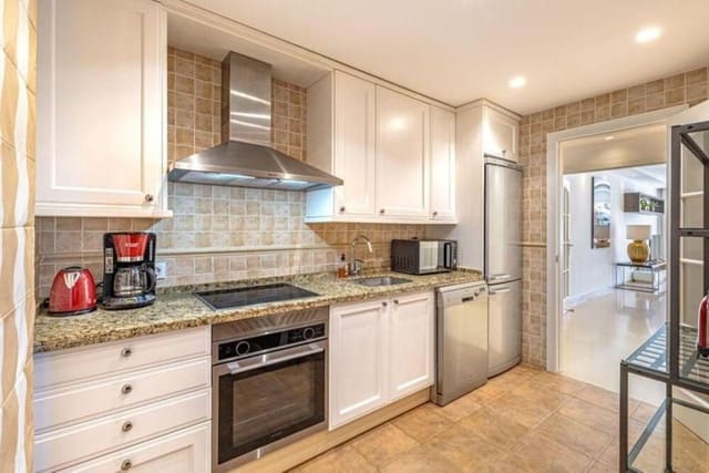 3 soveværelse Penthouse til leje i Puerto Banus, Marbella med swimmingpool garage - € 3.800 (Ref: 10002552)