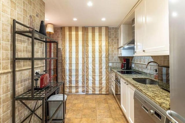 3 soveværelse Penthouse til leje i Puerto Banus, Marbella med swimmingpool garage - € 3.800 (Ref: 10002552)