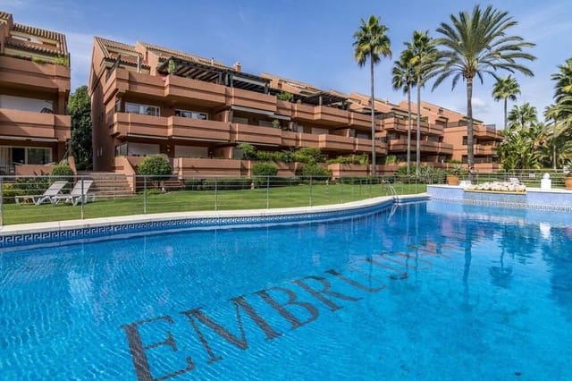 3 soveværelse Penthouse til leje i Puerto Banus, Marbella med swimmingpool garage - € 3.800 (Ref: 10002552)