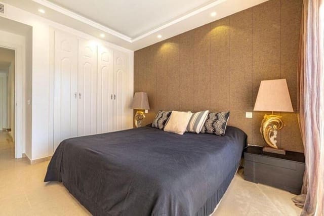 3 soveværelse Penthouse til leje i Puerto Banus, Marbella med swimmingpool garage - € 3.800 (Ref: 10002552)
