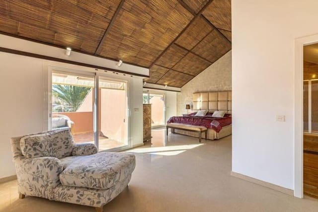 3 soveværelse Penthouse til leje i Puerto Banus, Marbella med swimmingpool garage - € 3.800 (Ref: 10002552)