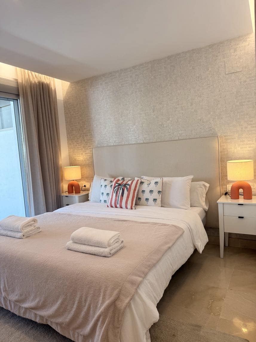 2 bedroom Apartment for rent in Marbella with pool garage - € 4,000 (Ref: 10002553)