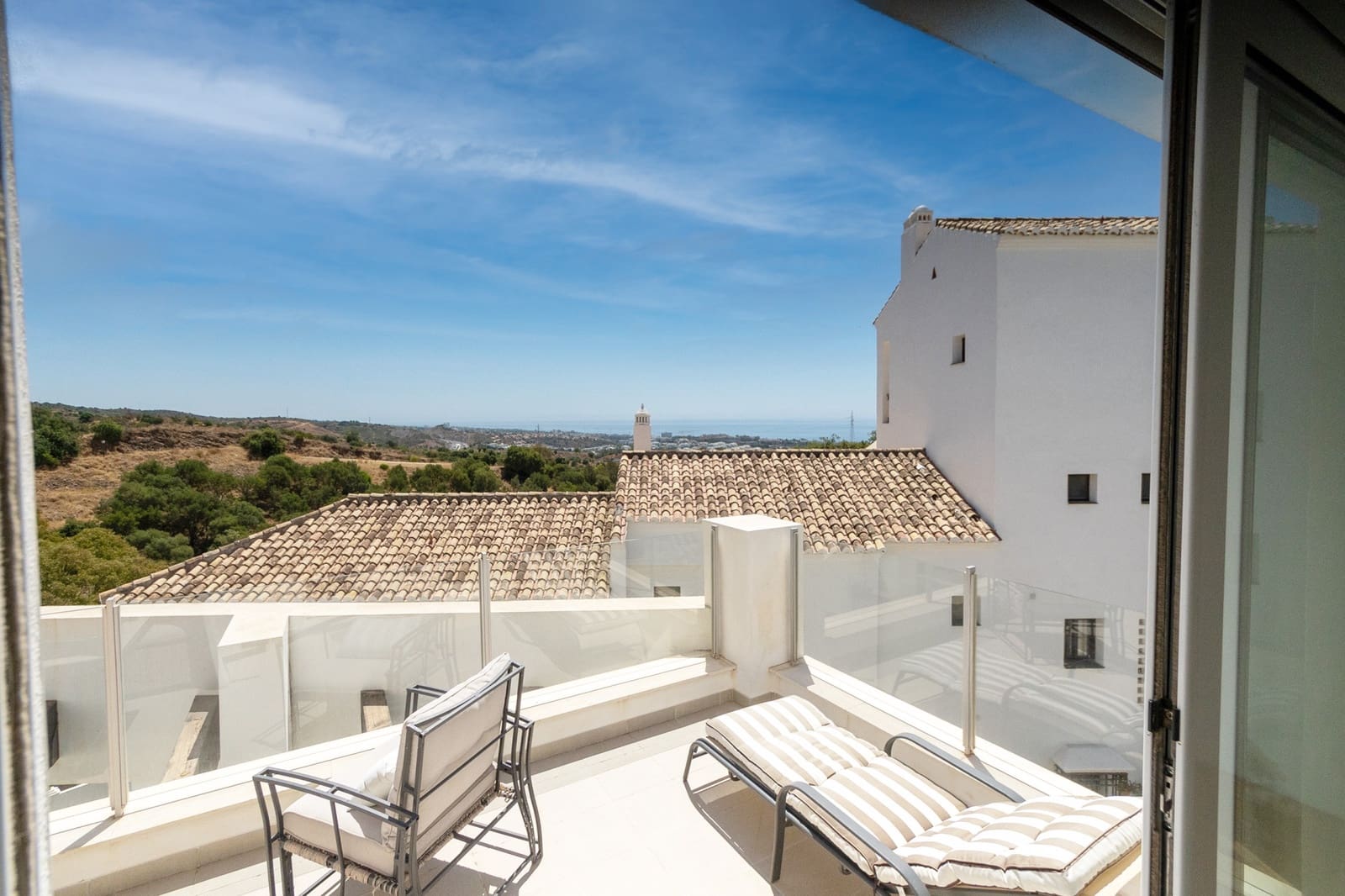 Ático de 3 habitaciones en Marbella en alquiler con piscina garaje - 3.800 € (Ref: 10004958)
