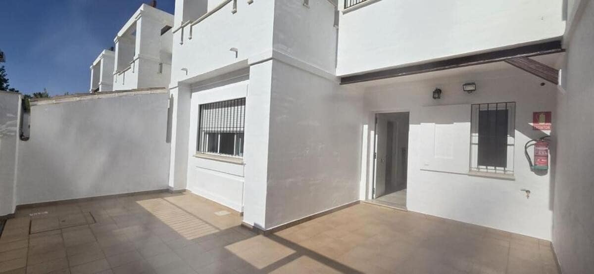 3 bedroom Townhouse for rent in Marbella with pool garage - € 2,500 (Ref: 10004959)