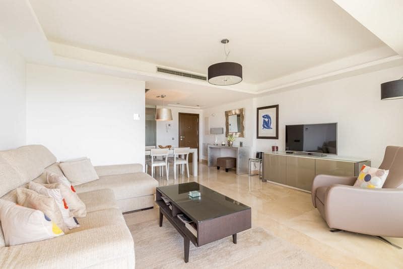 2 sypialnia Apartament do wynajęcia w Los Arqueros z basenem garażem - 2 500 € (Ref: 10008237)