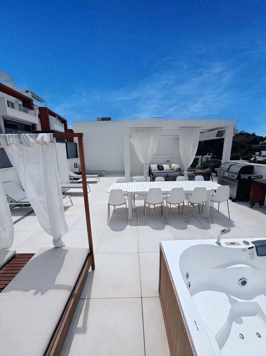 Penthouse de 2 chambres à louer à Benahavis avec piscine garage - 3 200 € (Ref: 10012789)