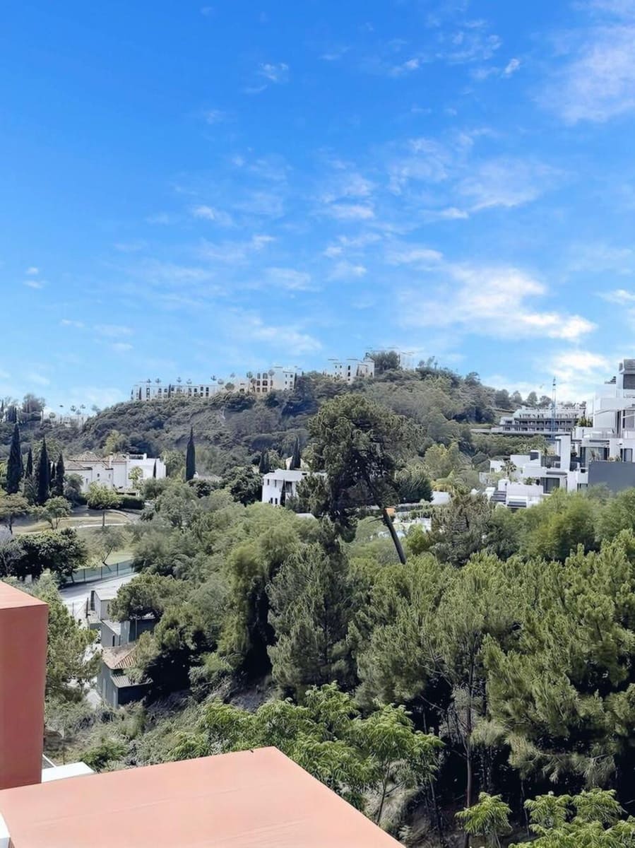 Penthouse de 2 chambres à louer à Benahavis avec piscine garage - 3 200 € (Ref: 10012789)