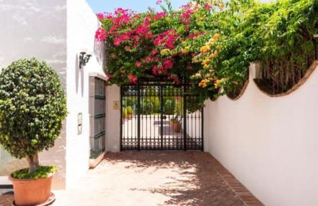 3 bedroom Apartment for rent in Lomas De Marbella, Marbella with pool garage - € 2,500 (Ref: 10012790)