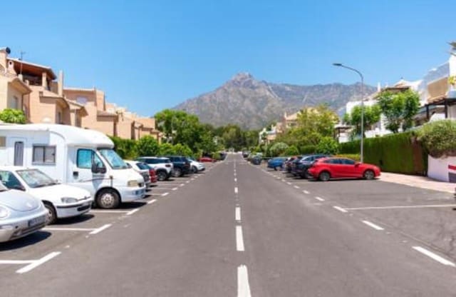 3 bedroom Apartment for rent in Lomas De Marbella, Marbella with pool garage - € 2,500 (Ref: 10012790)