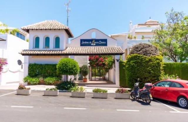3 bedroom Apartment for rent in Lomas De Marbella, Marbella with pool garage - € 2,500 (Ref: 10012790)