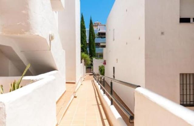 3 bedroom Apartment for rent in Lomas De Marbella, Marbella with pool garage - € 2,500 (Ref: 10012790)