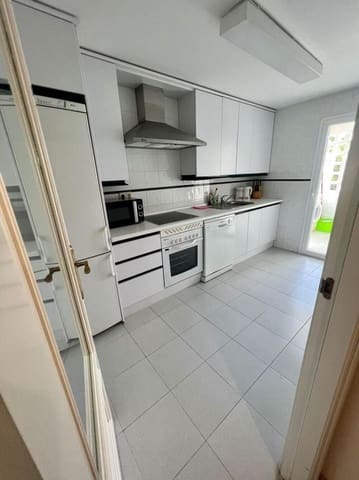 2 soveværelse Lejlighed til leje i La Dama de Noche - La Alzambra, Marbella med swimmingpool garage - € 2.000 (Ref: 10014999)