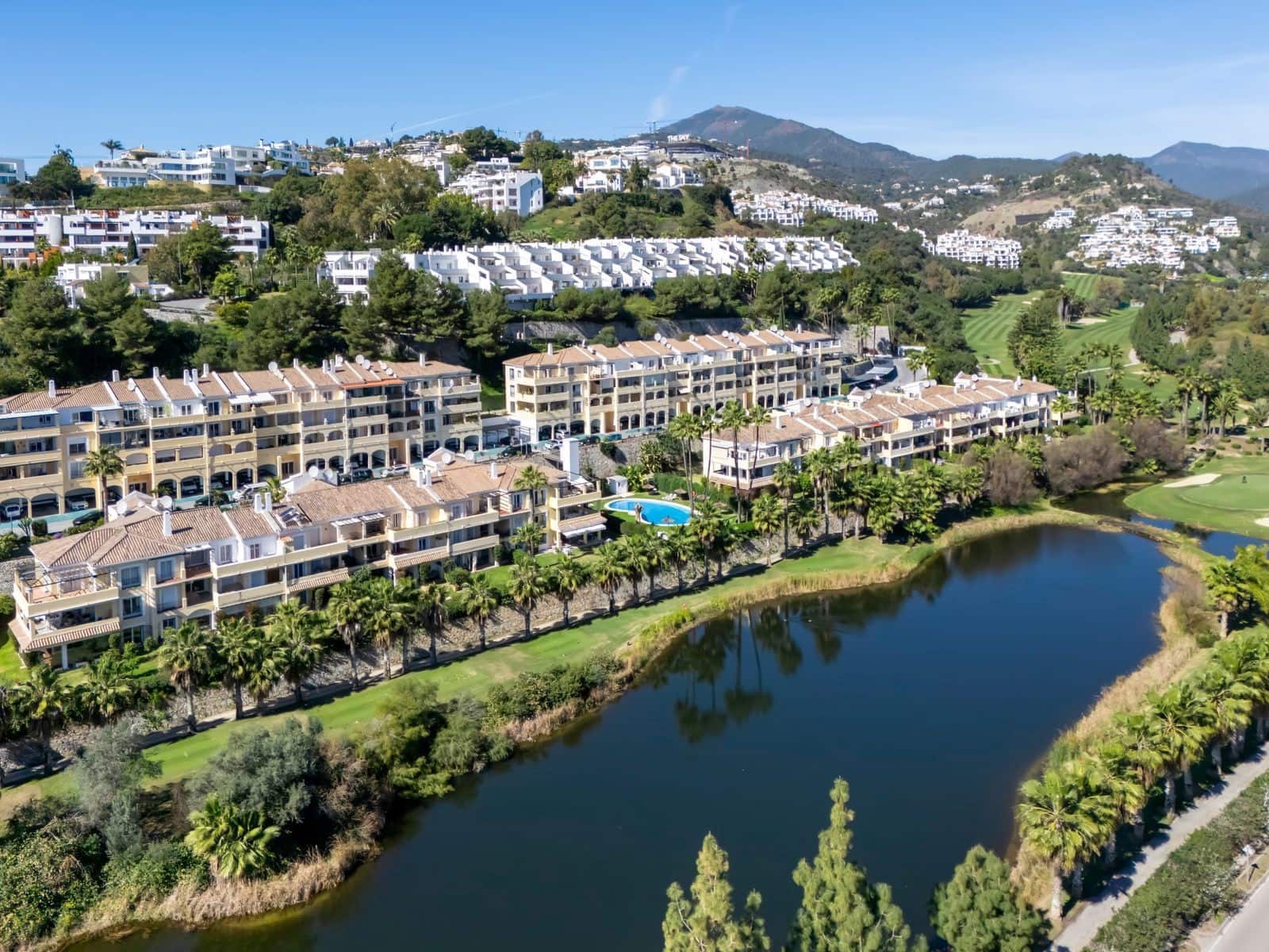 3 bedroom Apartment for sale in Benahavis with pool garage - € 549,000 (Ref: 10021917)