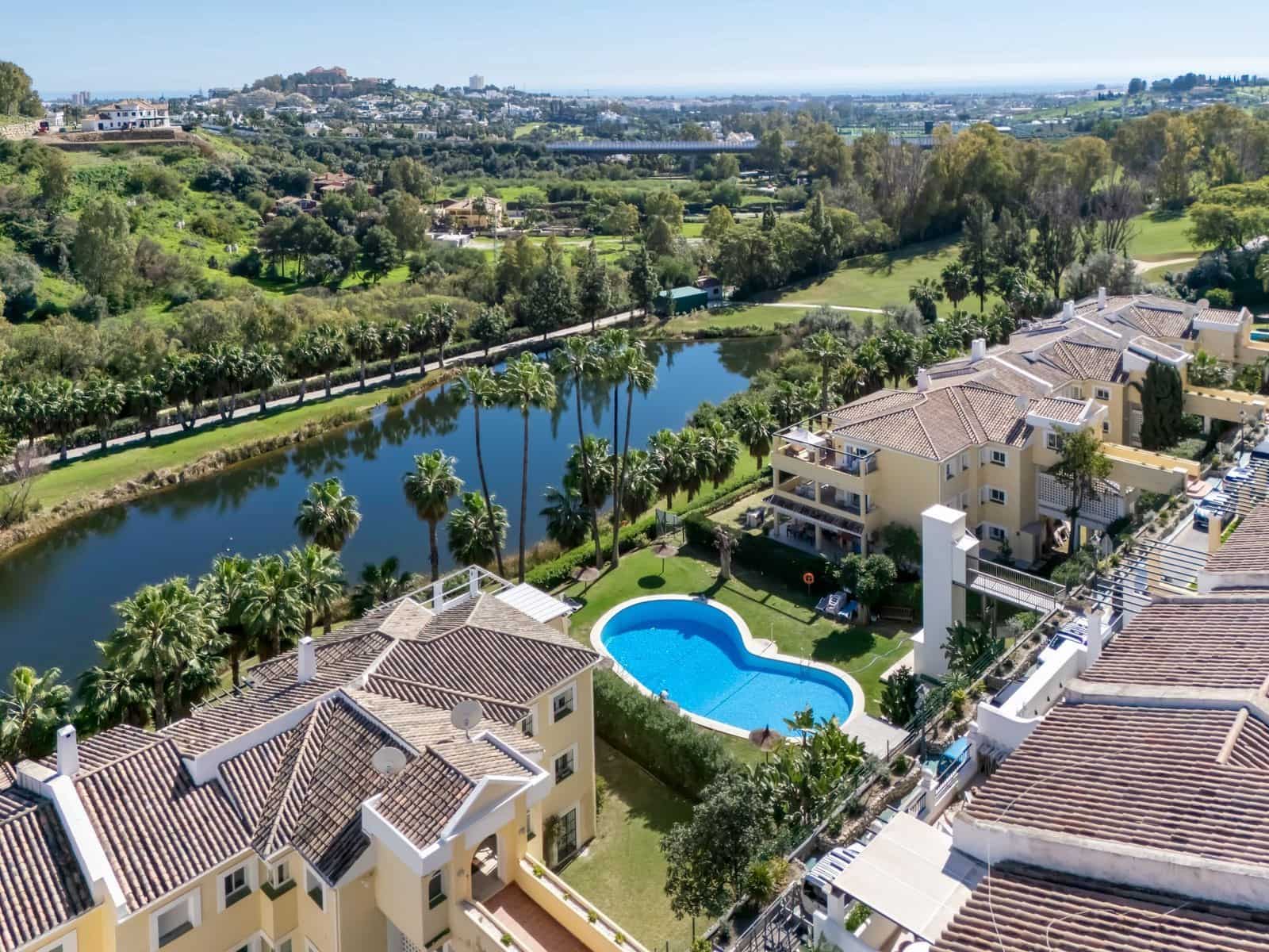 3 bedroom Apartment for sale in Benahavis with pool garage - € 549,000 (Ref: 10021917)