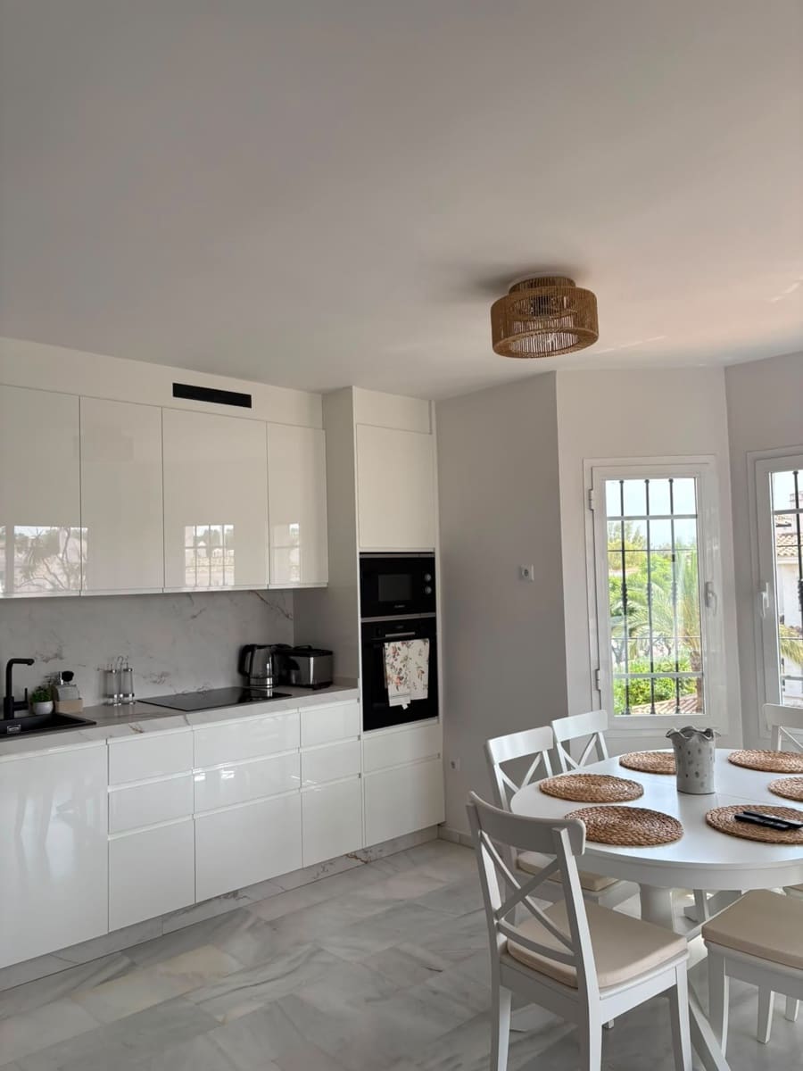 3 slaapkamer Appartement te huur in Marbella met zwembad garage - € 3.750 (Ref: 10025034)
