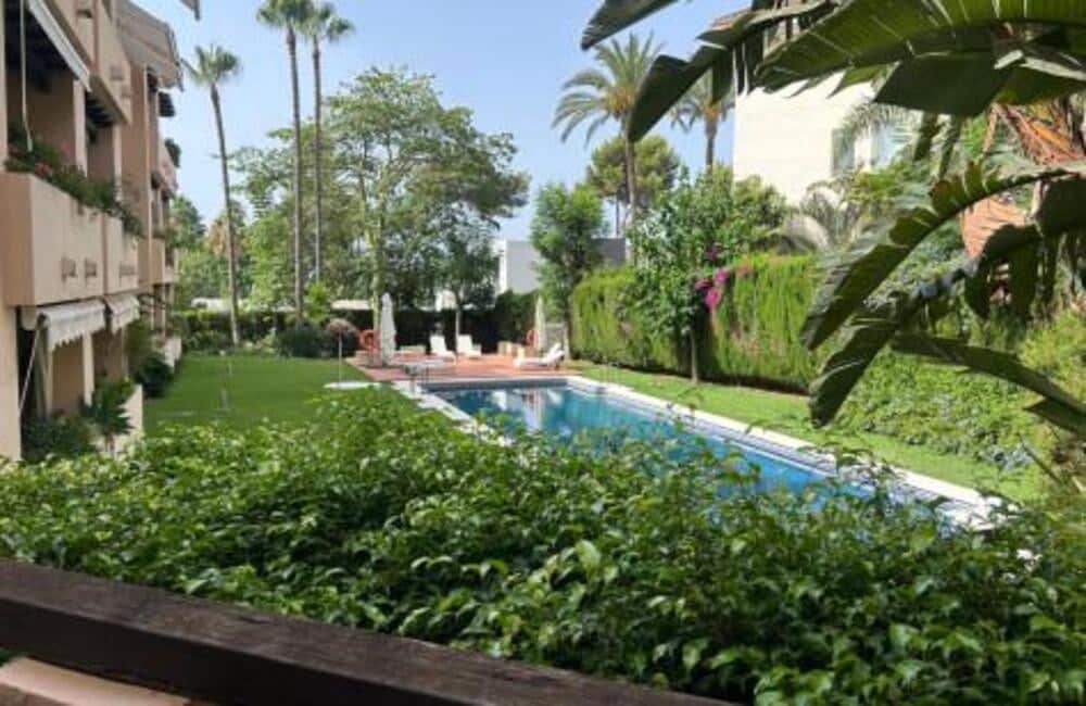 3 Zimmer Apartment zu vermieten in Marbella mit Pool Garage - 3.300 € (Ref: 10025036)