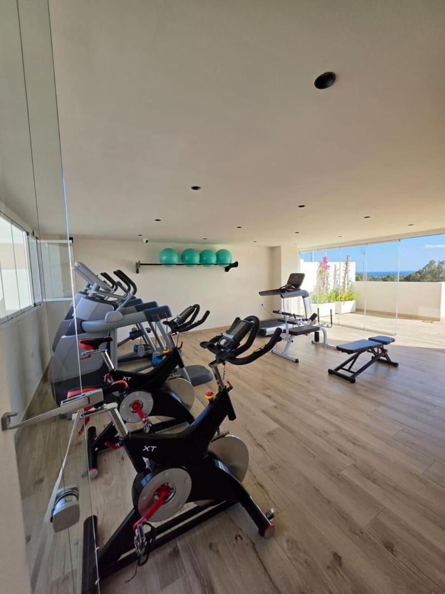 4 sypialnia Apartament do wynajęcia w Nueva Andalucia z basenem garażem - 3 500 € (Ref: 10031397)
