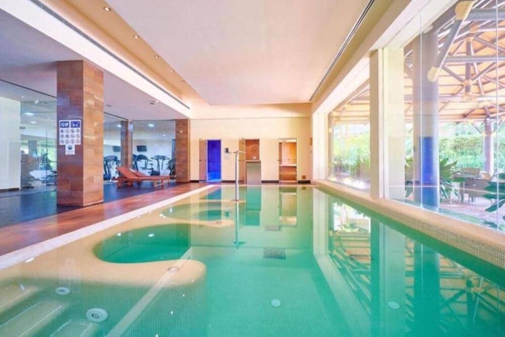 2 quarto Apartamento para arrendar em Benahavis com piscina garagem - 2 750 € (Ref: 10033493)