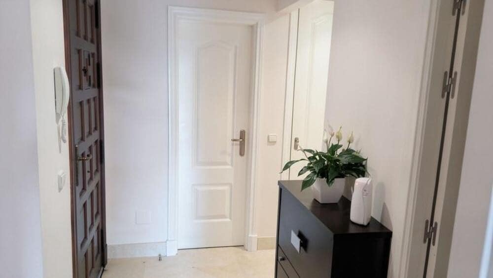 2 quarto Apartamento para arrendar em Benahavis com piscina garagem - 2 750 € (Ref: 10033493)