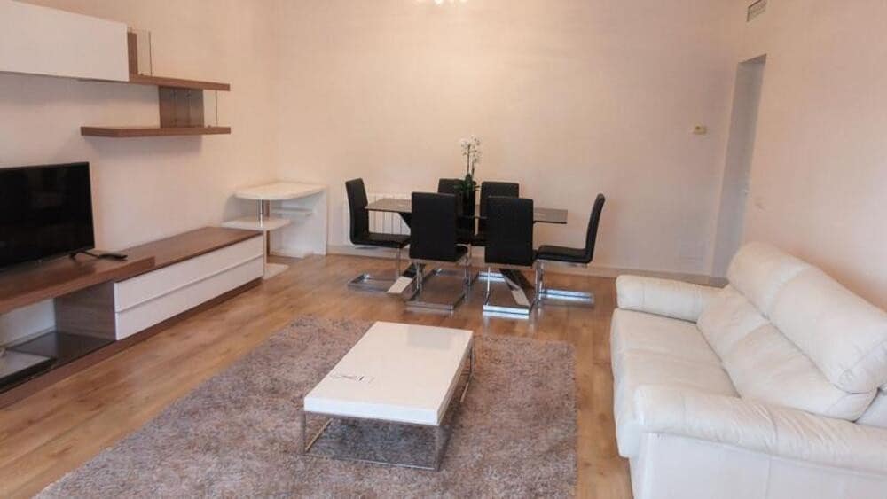 2 quarto Apartamento para arrendar em Benahavis com piscina garagem - 2 750 € (Ref: 10033493)