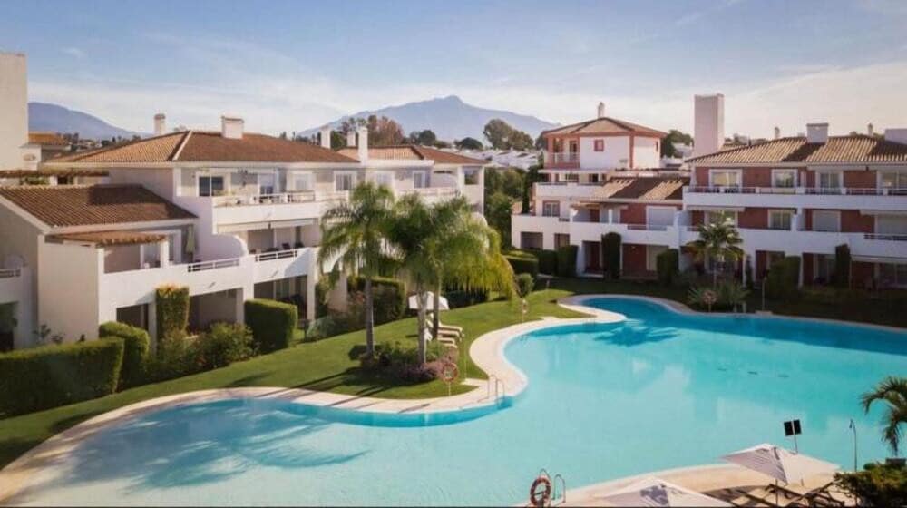 2 slaapkamer Appartement te huur in El Paraiso met zwembad garage - € 2.300 (Ref: 10034840)