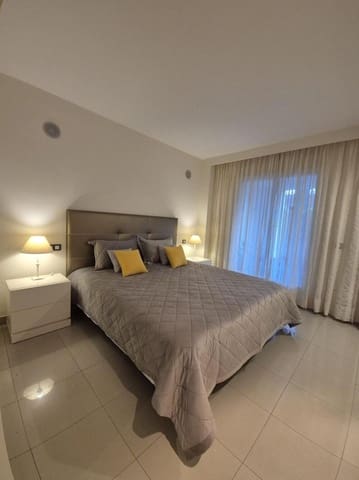 2 bedroom Apartment for rent in El Paraiso, Estepona - € 2,300 (Ref: 10034840)