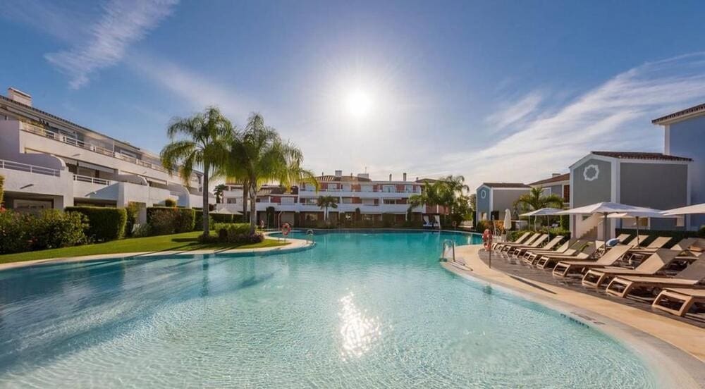2 slaapkamer Appartement te huur in El Paraiso met zwembad garage - € 2.300 (Ref: 10034840)
