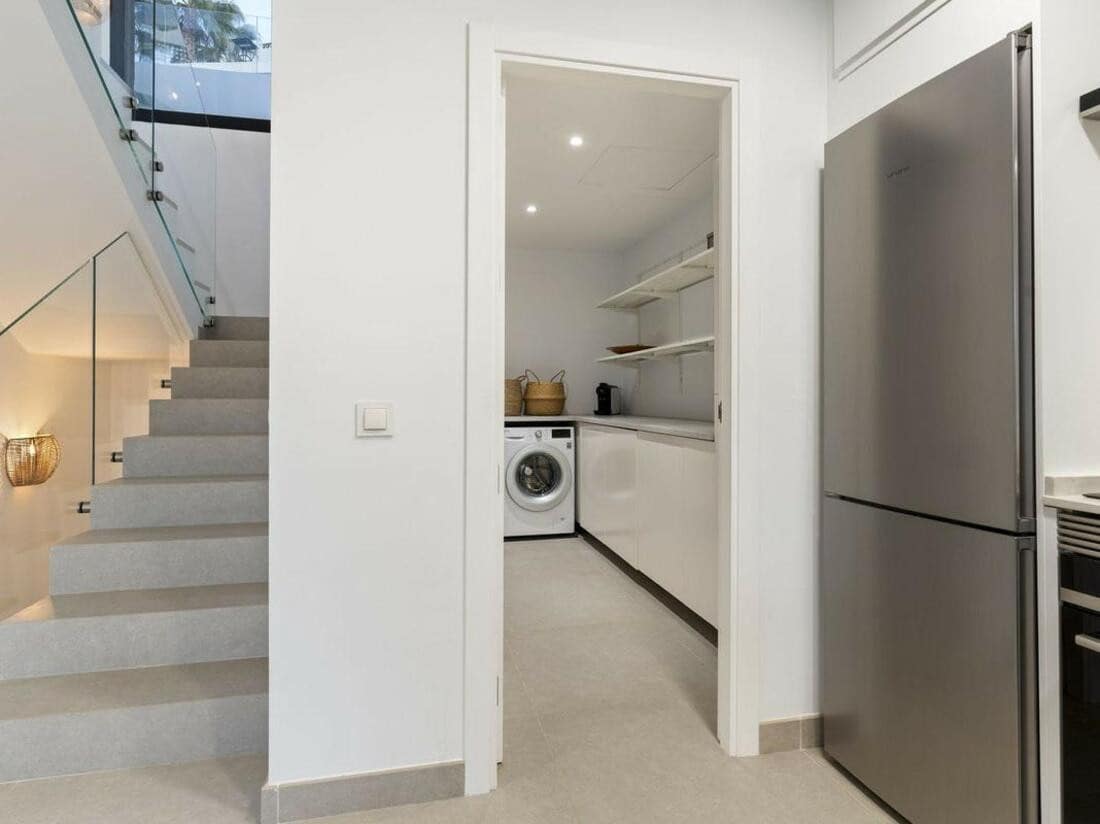 6 soveværelse Villa til leje i Estepona med swimmingpool garage - € 10.000 (Ref: 10042437)