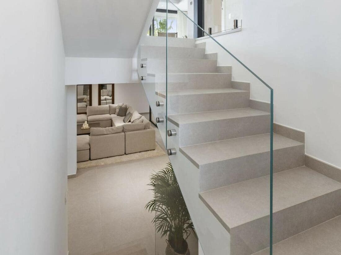 6 soveværelse Villa til leje i Estepona med swimmingpool garage - € 10.000 (Ref: 10042437)
