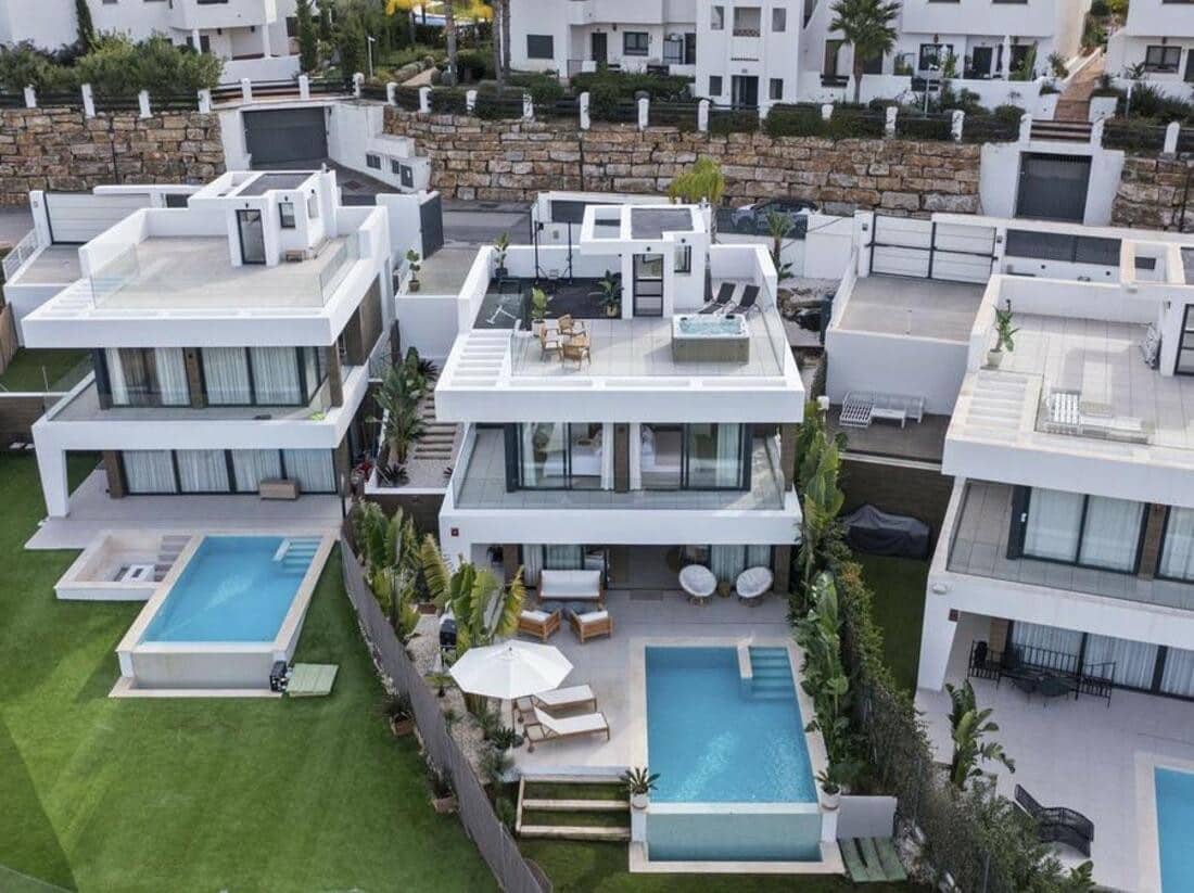 6 soveværelse Villa til leje i Estepona med swimmingpool garage - € 10.000 (Ref: 10042437)