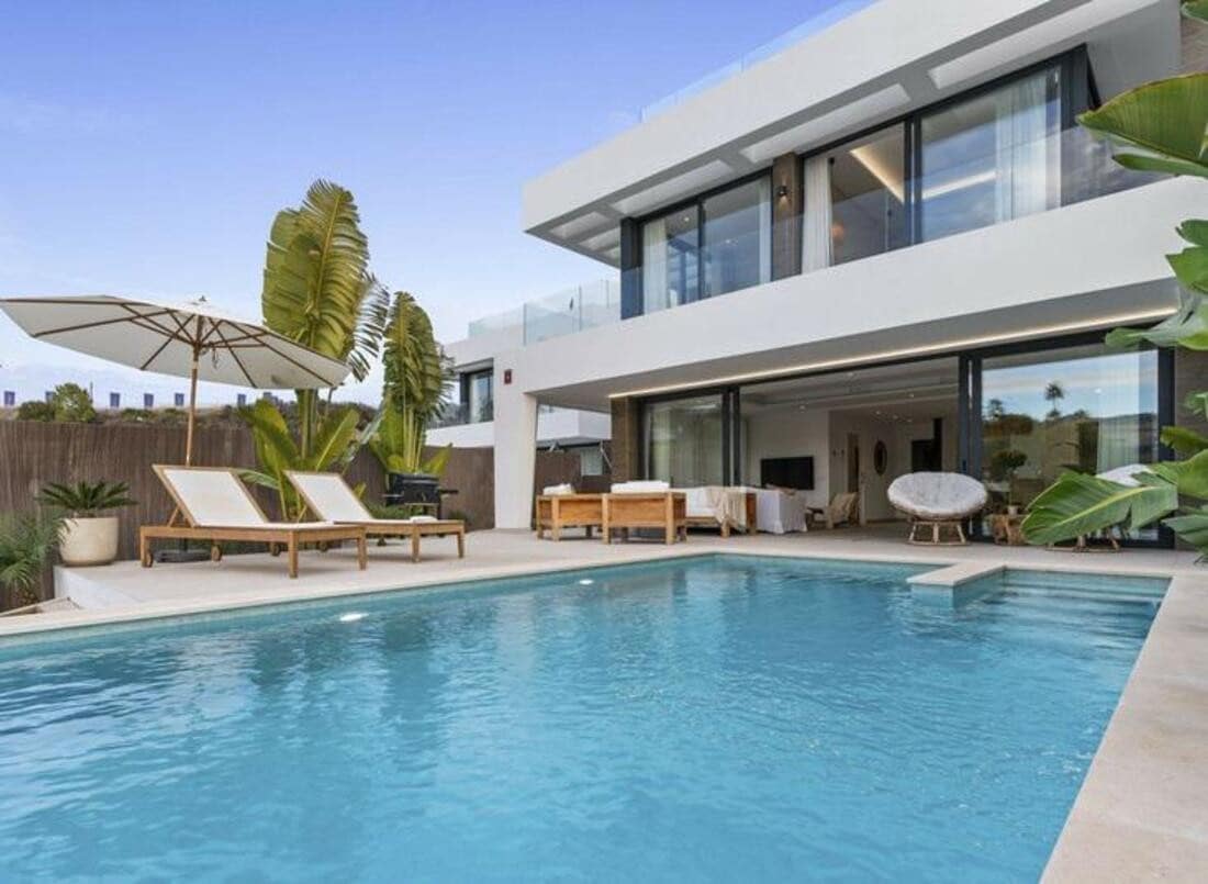 6 soveværelse Villa til leje i Estepona med swimmingpool garage - € 10.000 (Ref: 10042437)