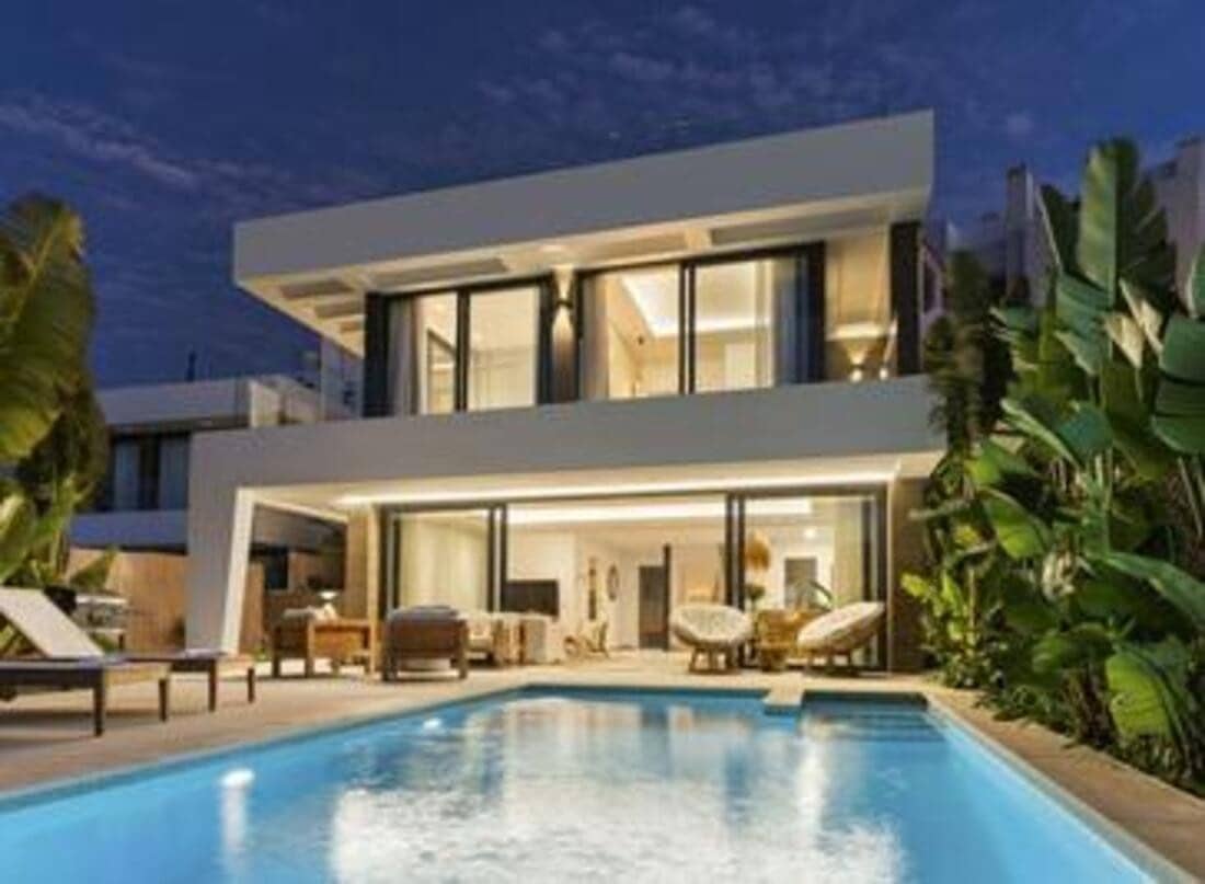 6 soveværelse Villa til leje i Estepona med swimmingpool garage - € 10.000 (Ref: 10042437)