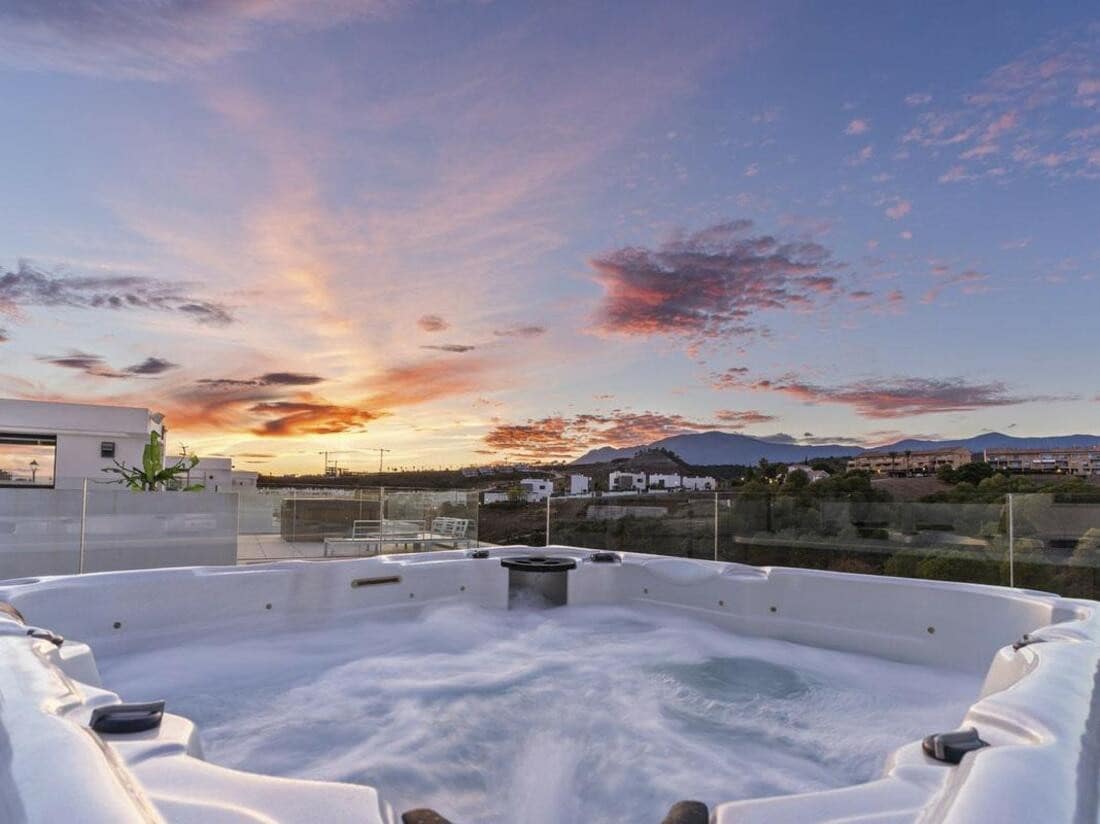 6 soveværelse Villa til leje i Estepona med swimmingpool garage - € 10.000 (Ref: 10042437)