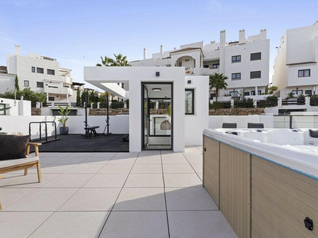 6 soveværelse Villa til leje i Estepona med swimmingpool garage - € 10.000 (Ref: 10042437)