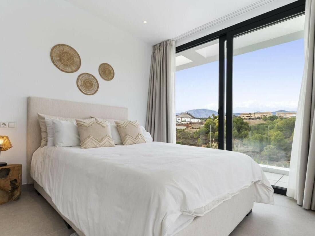 6 soveværelse Villa til leje i Estepona med swimmingpool garage - € 10.000 (Ref: 10042437)