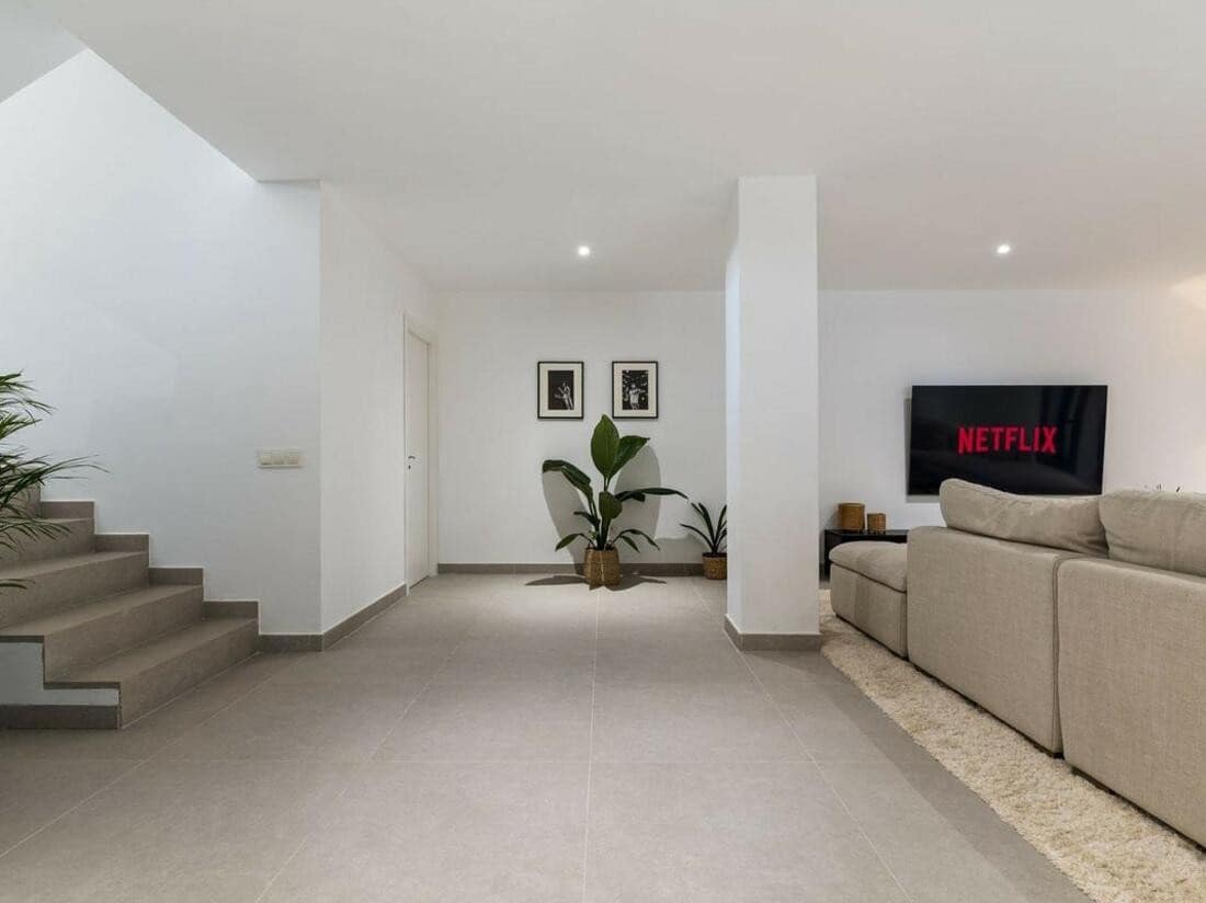 6 soveværelse Villa til leje i Estepona med swimmingpool garage - € 10.000 (Ref: 10042437)
