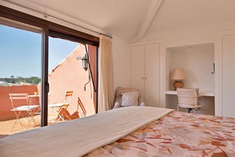 2 soveværelse Penthouse til leje i Nueva Andalucia med swimmingpool garage - € 3.800 (Ref: 10042438)