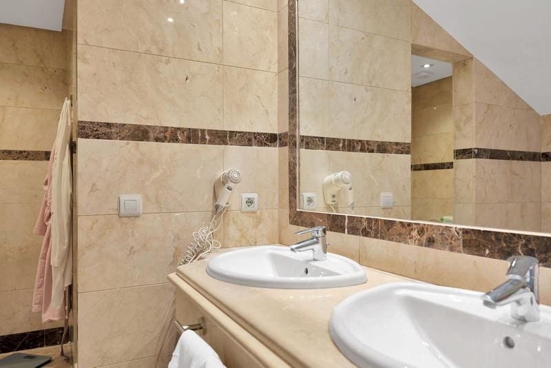 2 soveværelse Penthouse til leje i Nueva Andalucia med swimmingpool garage - € 3.800 (Ref: 10042438)