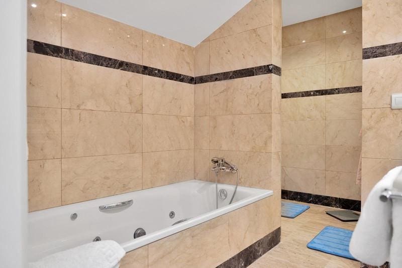 2 soveværelse Penthouse til leje i Nueva Andalucia med swimmingpool garage - € 3.800 (Ref: 10042438)