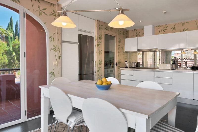 2 soveværelse Penthouse til leje i Nueva Andalucia med swimmingpool garage - € 3.800 (Ref: 10042438)