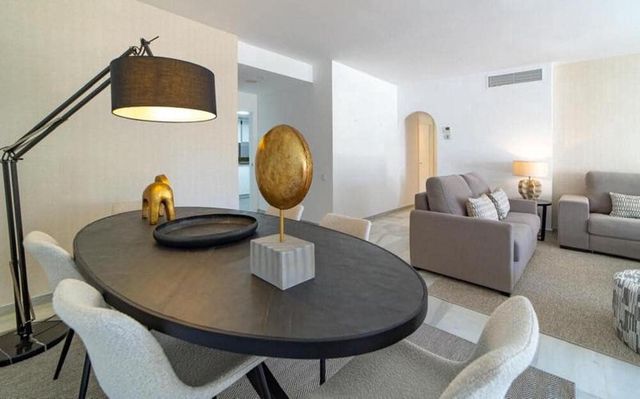 Appartement de 2 chambres à louer à Puerto Banus, Marbella avec piscine garage - 4 750 € (Ref: 10044380)