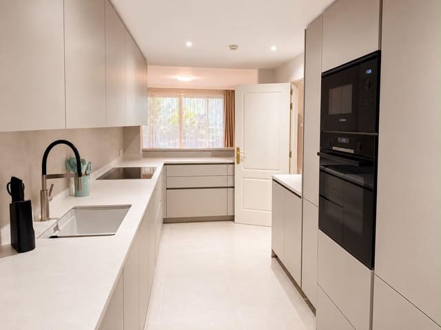 3 sypialnia Apartament do wynajęcia w Nueva Alcántara, Marbella z basenem garażem - 6 000 € (Ref: 10048666)