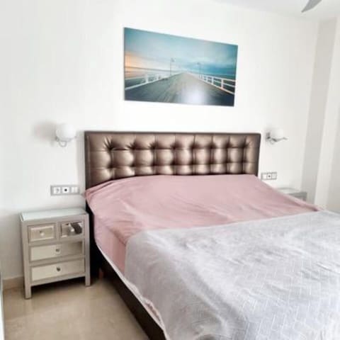 2 Zimmer Apartment zu vermieten in Nueva Atalaya, Estepona mit Pool Garage - 2.200 € (Ref: 10057934)
