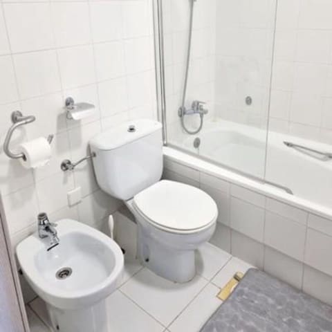 2 Zimmer Apartment zu vermieten in Nueva Atalaya, Estepona mit Pool Garage - 2.200 € (Ref: 10057934)