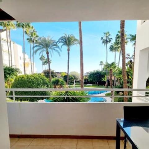 2 Zimmer Apartment zu vermieten in Nueva Atalaya, Estepona mit Pool Garage - 2.200 € (Ref: 10057934)