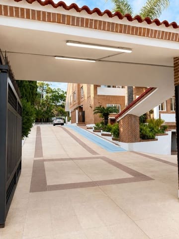 Chalet de 8 habitaciones en El Paraíso, Benahavís en venta con piscina garaje - 2.500.000 € (Ref: 10057937)