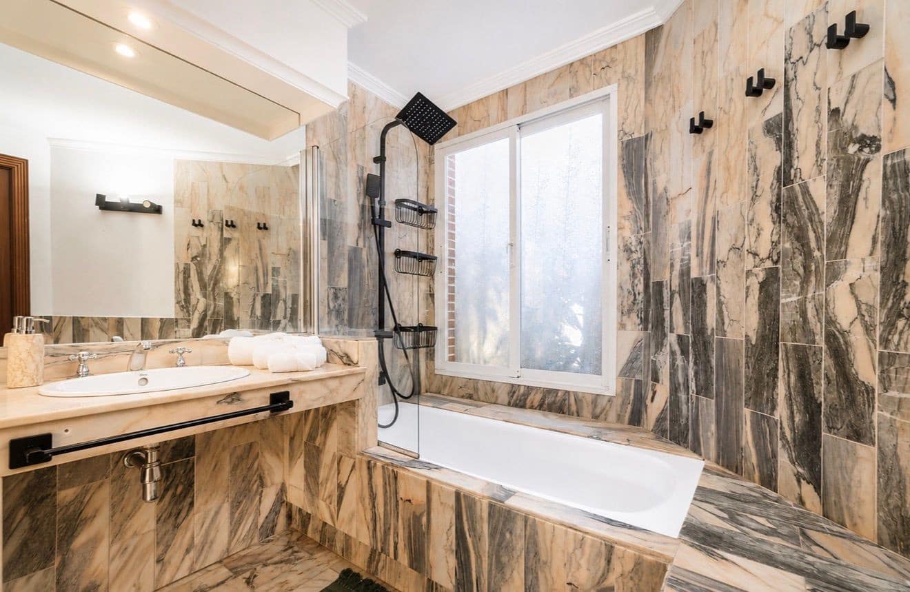 Chalet de 8 habitaciones en Benahavís en venta con piscina garaje - 2.500.000 € (Ref: 10057937)