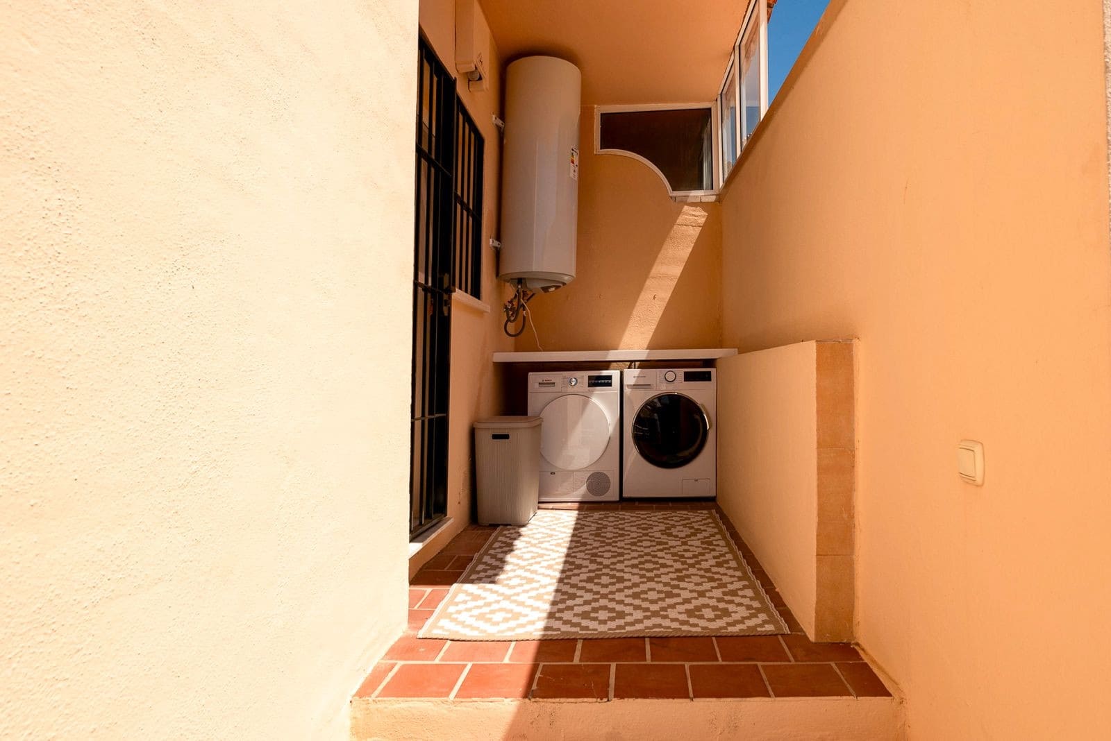 4 bedroom Semi-detached Villa for sale in Marbella with pool garage - € 740,000 (Ref: 10057939)